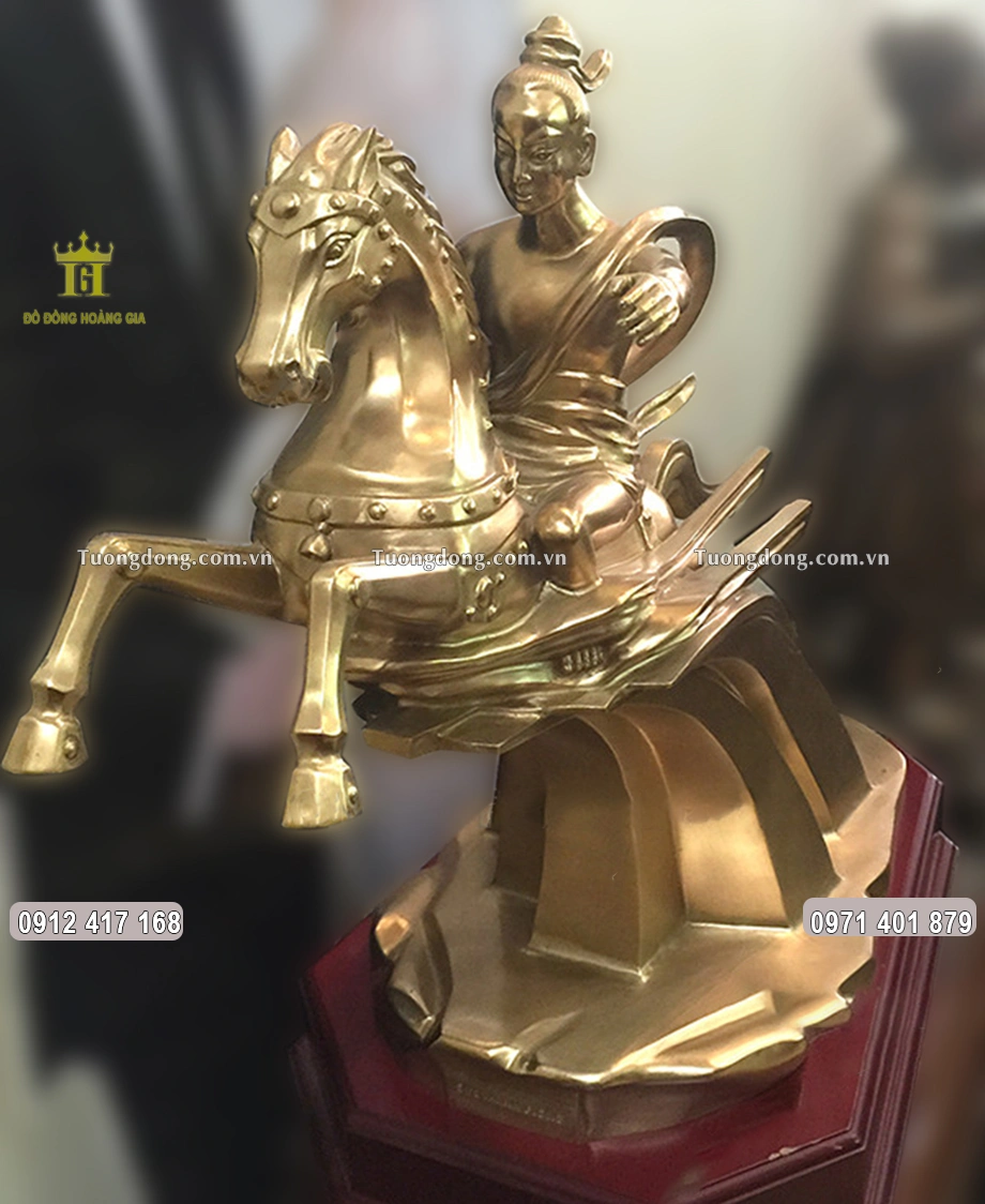 Bức tượng được đúc bằng đồng vàng